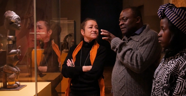 Karin Guggeis, Albert Gouaffo und Yrine Machinda vor einer afrikanischen Reliquiarfigur